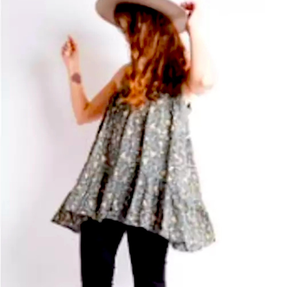 Hunting  for this Easel brand tunic length tank top, size Large.